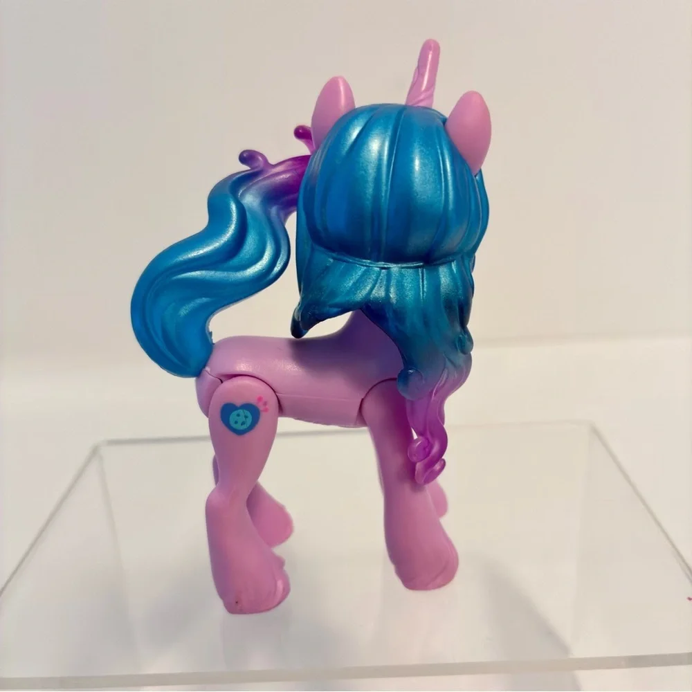 My Little Pony: A New Generation Sunny Starscout & Izzy Moonbow Action Figures